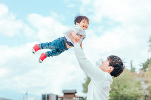 子どもと戯れる父親